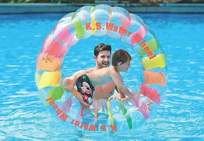5 brinquedos infláveis perfeitos para piscina