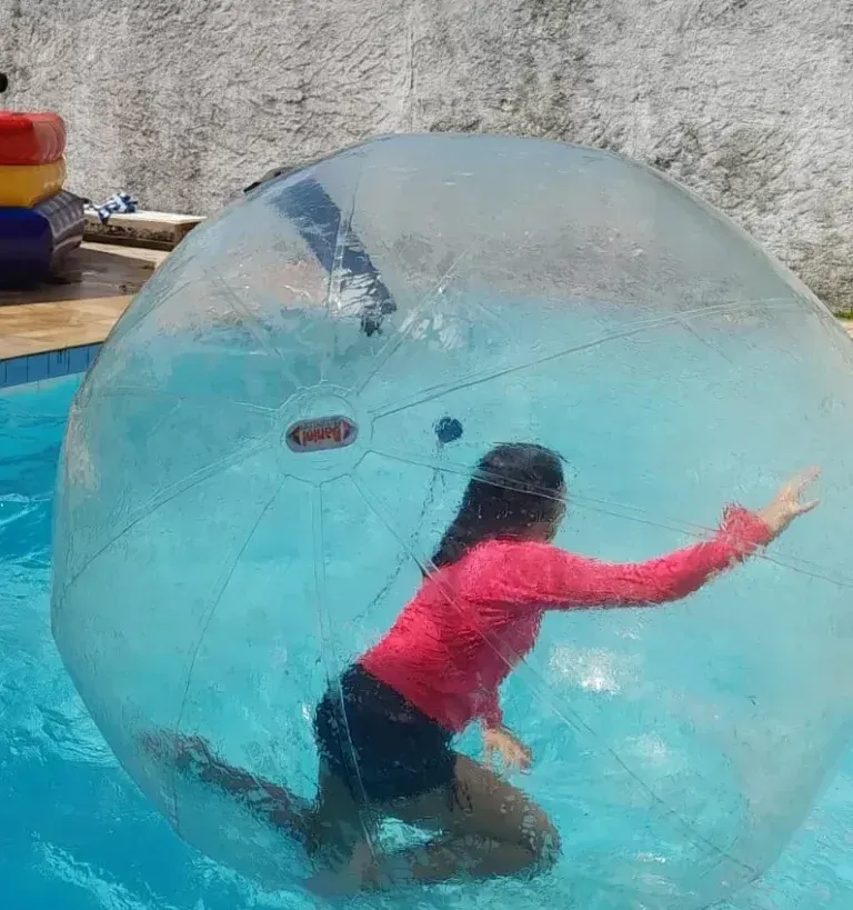 aluguel-de-bolha-aquatica-inflavel-para-piscina-no-rio-de-janeiro-RJ-e1742643572873.webp