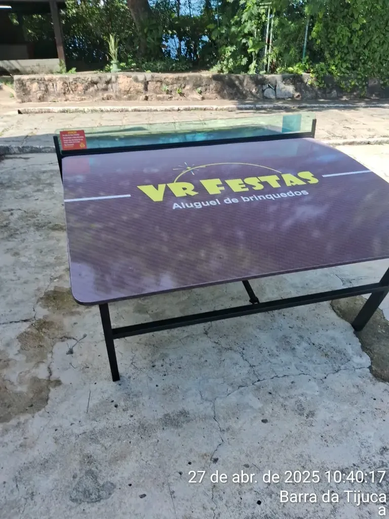 Foto de uma mesa de futmesa profissional, com tampo curvado e rede no centro, um item diferenciado no aluguel de brinquedos para festa