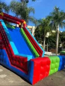 Visão impressionante do tobogã gigante inflável de 8 metros de altura, o destaque no aluguel de brinquedos infláveis para grandes festas e eventos.