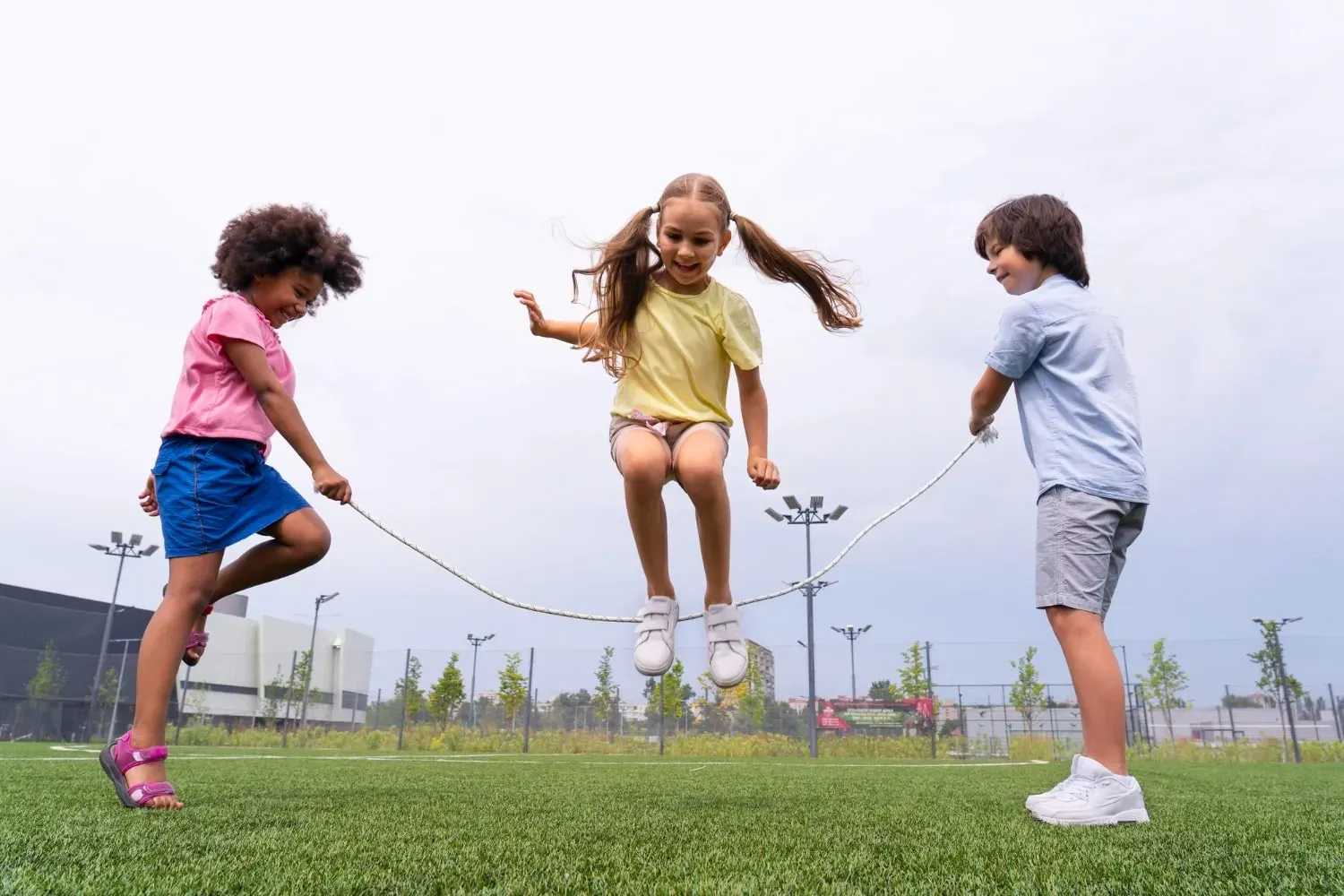 Relembrando as brincadeiras de infância para animar a festa do seu filho!