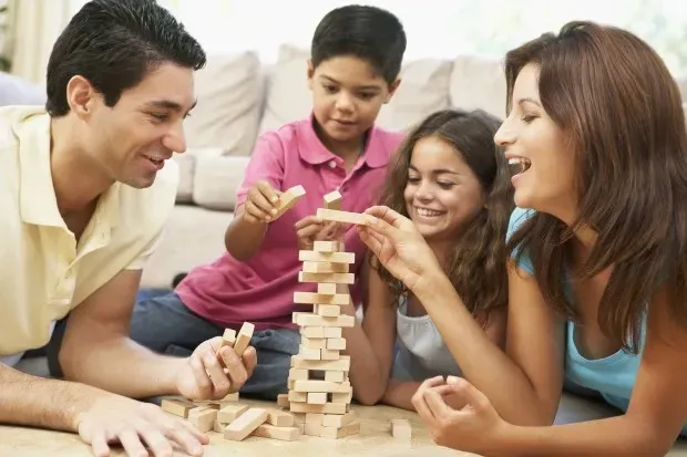 7 brincadeiras para fazer em família em casa