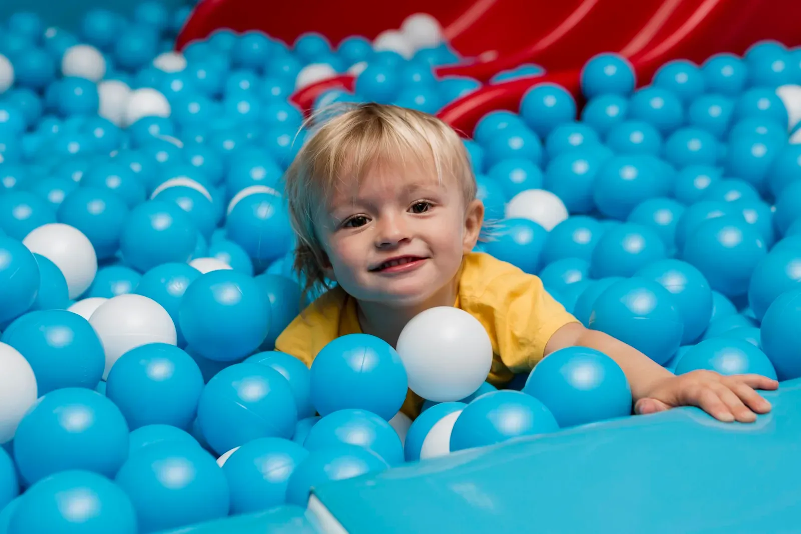 Piscina de bolinha para bebês: como contratar com segurança