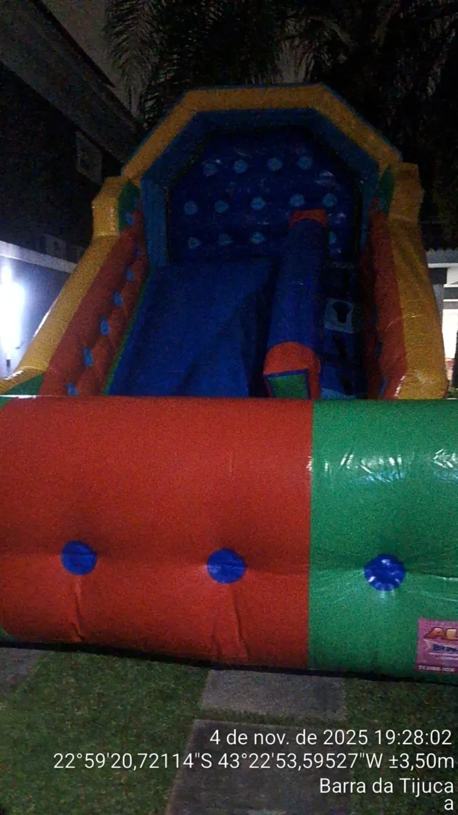 Adrenalina e Diversão Sem Limites: O Tobogã Inflável que Fez a Festa do Matheus de 3 Anos Bombando na Barra!