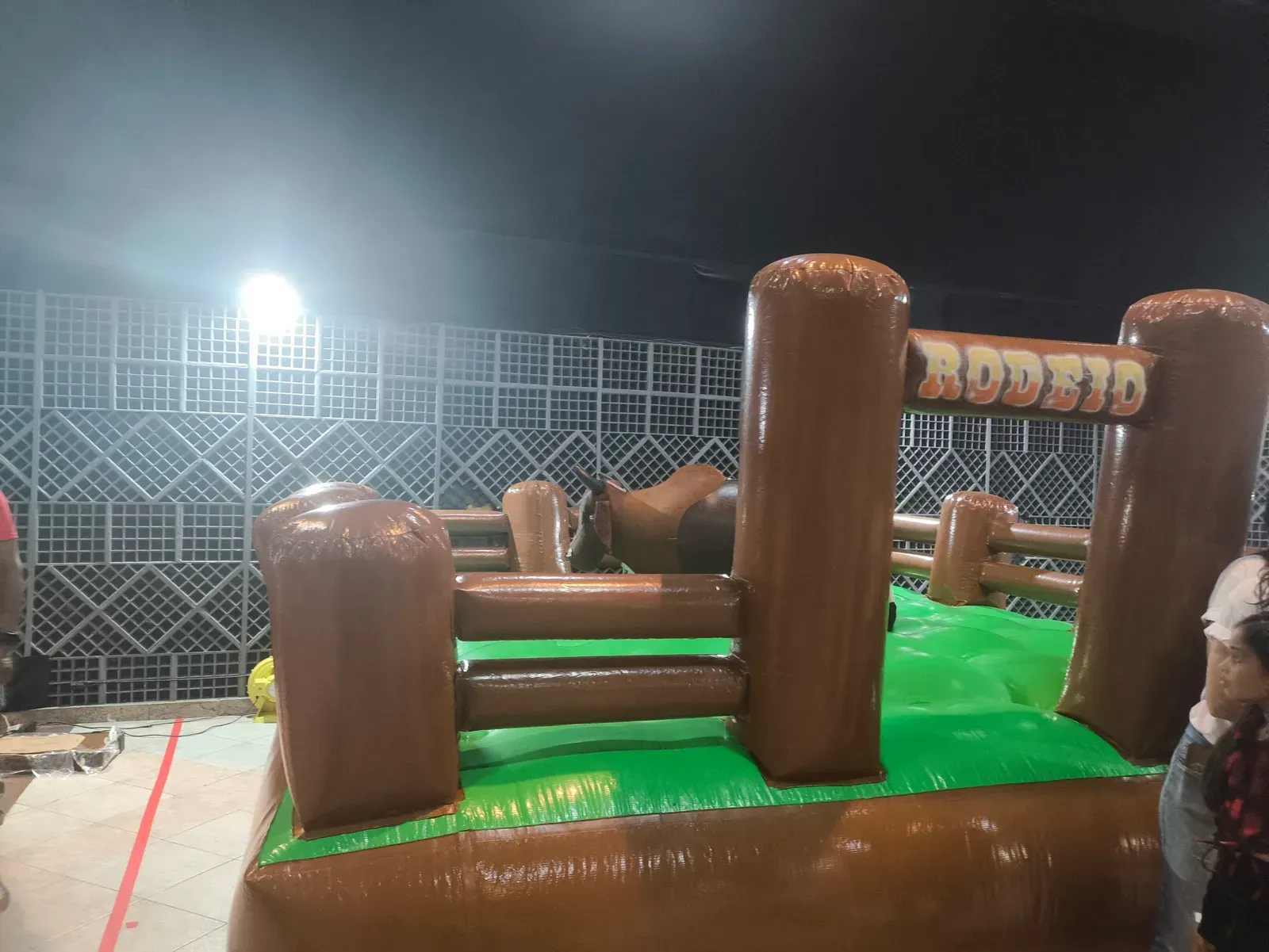 Touro mecânico com letreiro RODEIO e colchão de proteção verde em evento no RJ