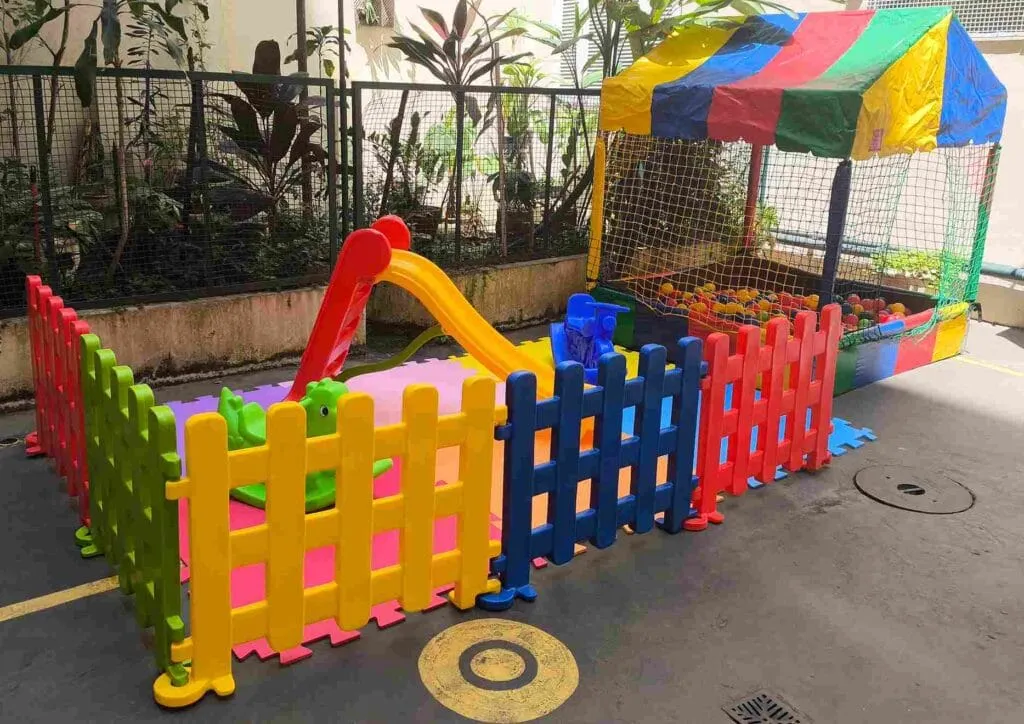 Área baby montada com tapete EVA, gradinhas e piscina de bolinhas para festa infantil no Rio de Janeiro