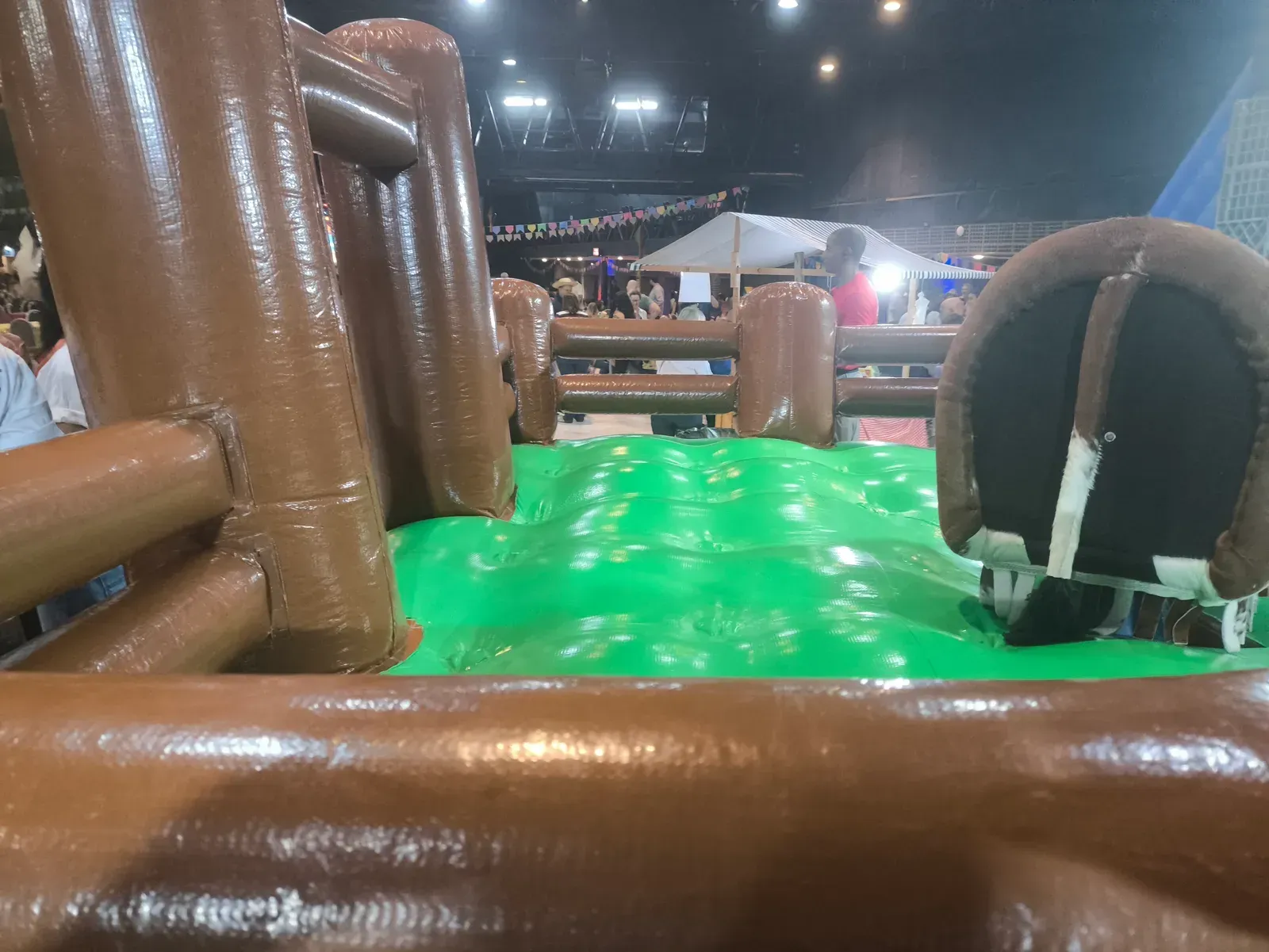 Touro mecânico em evento corporativo no Rio de Janeiro com público acompanhando