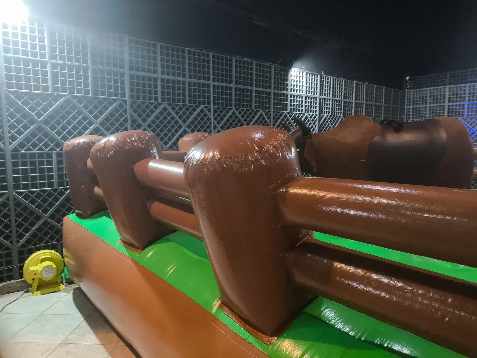 Colchão inflável verde de proteção do touro mecânico em close — Aluguel de Sonhos RJ