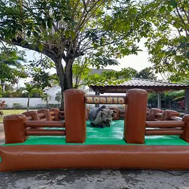 Foto de um touro mecânico inflável com colchão de proteção circular, um brinquedo desafiador para aluguel em festas e eventos