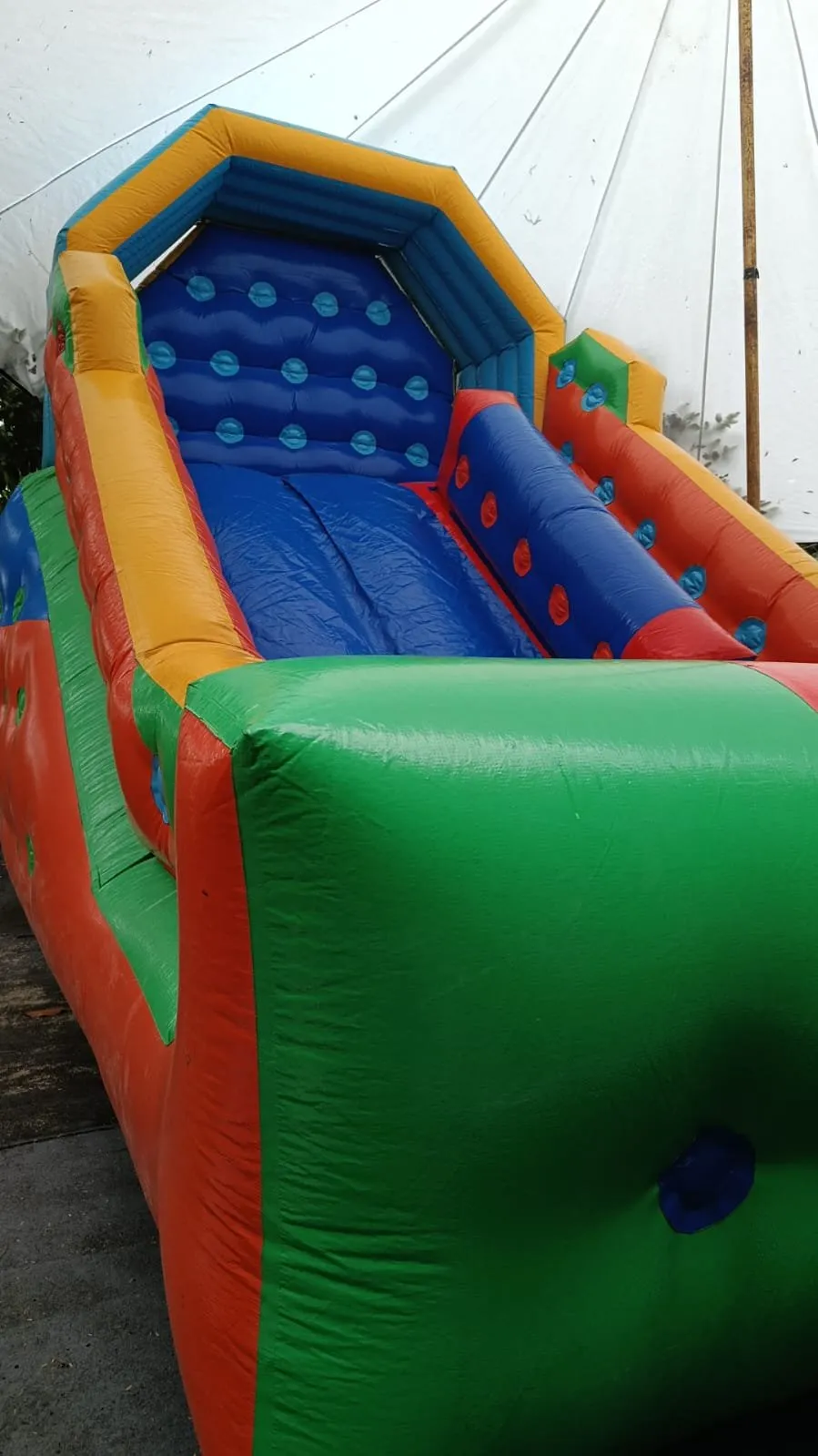 Tobogã inflável na festa de 6 anos do Guilherme em Vargem Pequena
