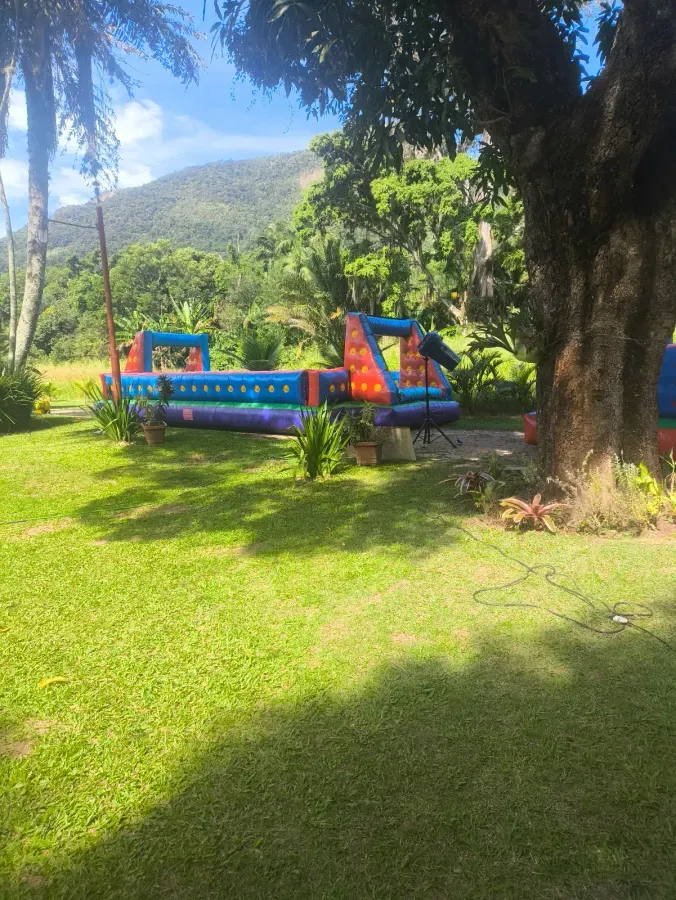 Toboágua inflável montado na festa da Valentina em Recreio dos Bandeirantes