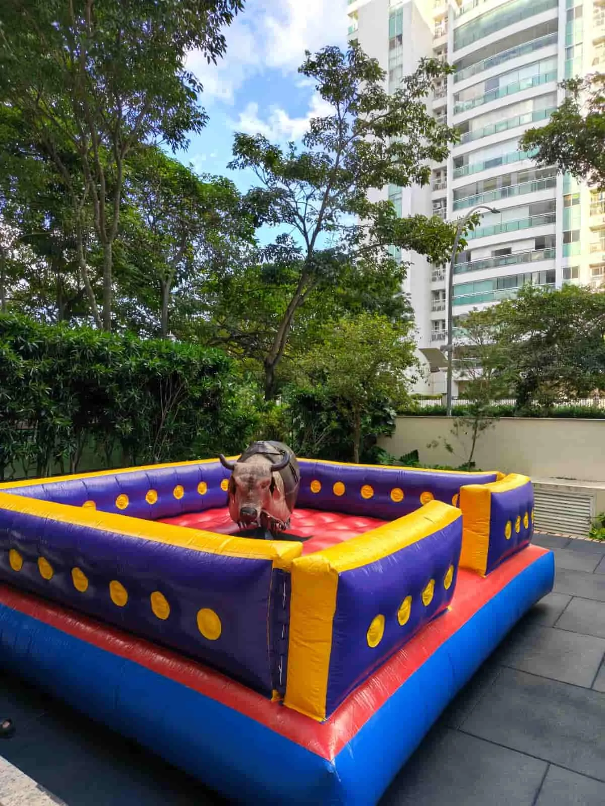 Touro mecânico montado em festa infantil no Rio de janeiro